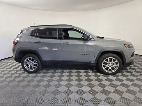 Used 2023 Jeep Compass Latitude AWD/4WD image 8