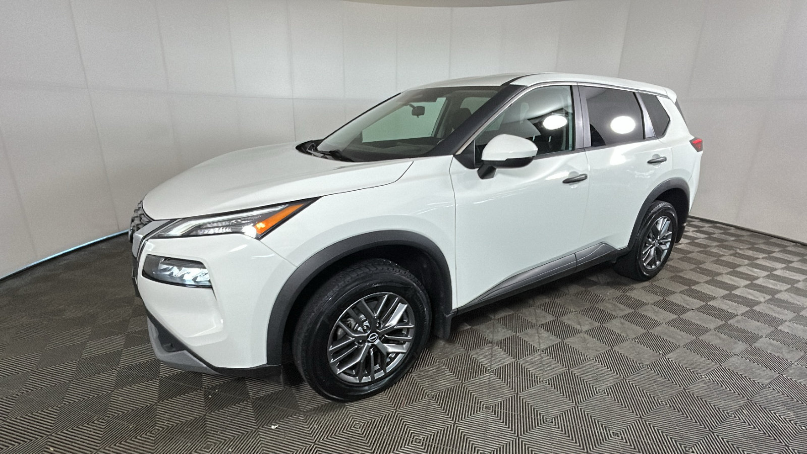 Used 2023 Nissan Rogue S AWD/4WD image 7