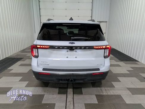 Used 2025 Ford Explorer Active AWD/4WD image 3