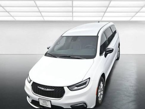 New 2026 Chrysler Pacifica Select image 12