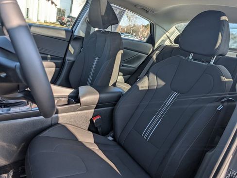 Used 2025 Hyundai Elantra SEL image 16