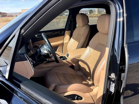 Used 2023 Porsche Cayenne image 8