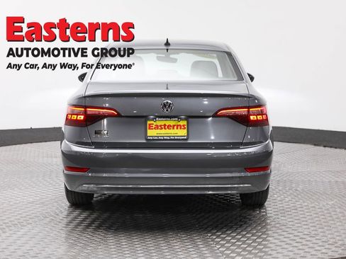 Used 2021 Volkswagen Jetta SE w/ SE Cold Weather Package image 6