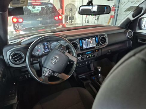 Used 2017 Toyota Tacoma TRD Off-Road w/ Premium & Technology Package AWD/4WD image 6