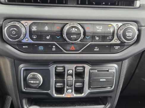 Used 2024 Jeep Wrangler Unlimited Sahara AWD/4WD image 17