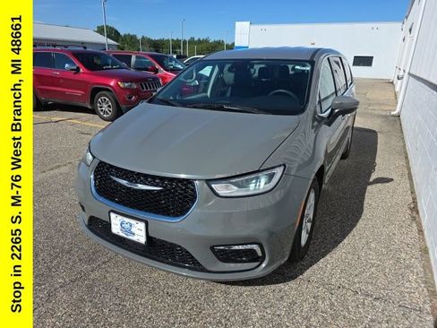 Used 2023 Chrysler Pacifica Touring-L FWD image 6