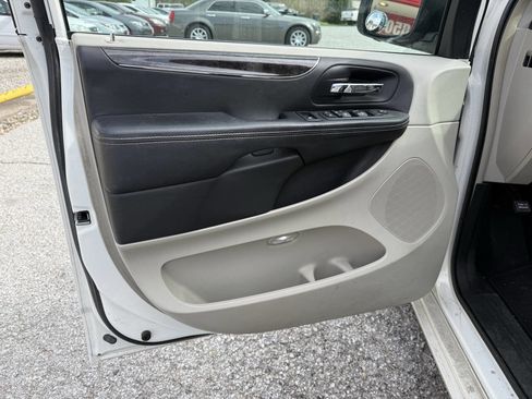 Used 2013 Chrysler Town & Country Touring-L w/ Driver Convenience Group FWD image 29