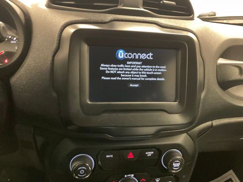 Used 2018 Jeep Renegade Latitude w/ Cold Weather Group image 18