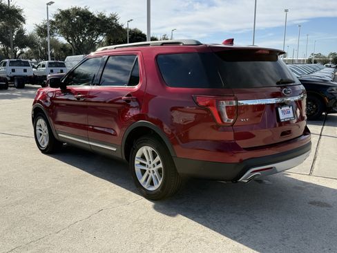 Used 2017 Ford Explorer XLT image 7