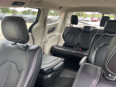 Used 2024 Chrysler Pacifica Touring-L FWD image 23