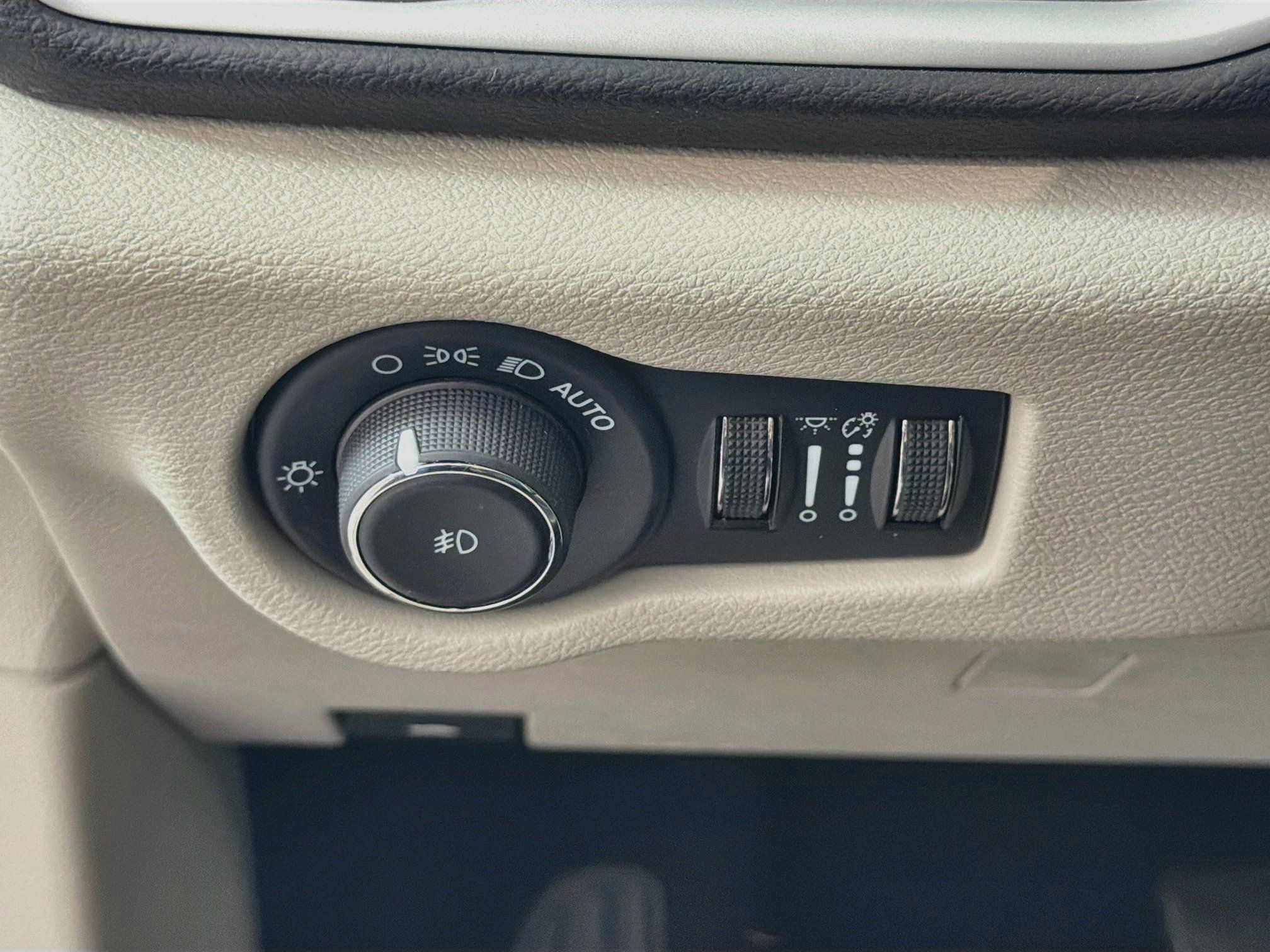 Used 2024 Chrysler Pacifica Touring-L FWD image 16
