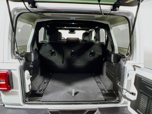 Used 2025 Jeep Wrangler Unlimited Sahara AWD/4WD image 31