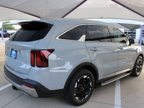 Used 2025 Kia Sorento S FWD image 6