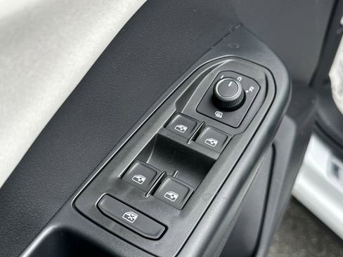 New 2026 Volkswagen Taos SE image 15