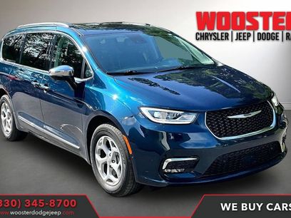 Used 2023 Chrysler Pacifica Limited w/ Uconnect Theater Family Group