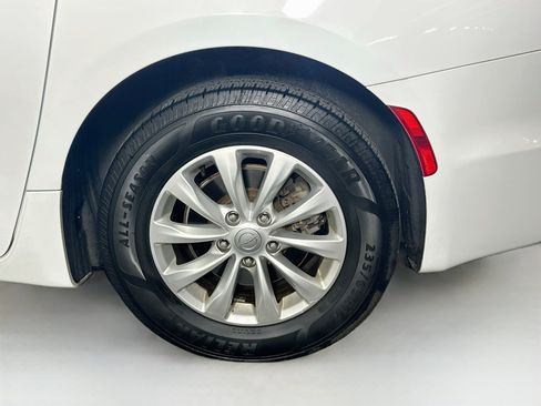 Used 2019 Chrysler Pacifica Touring-L FWD image 11