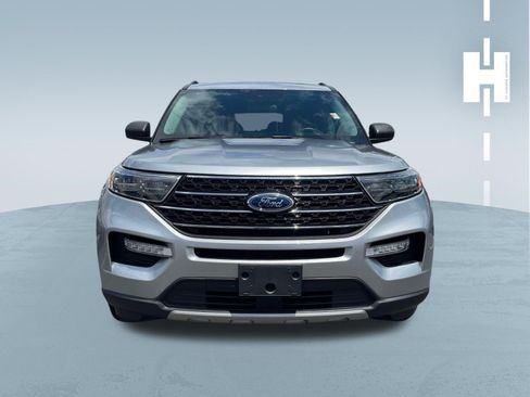 Used 2024 Ford Explorer XLT w/ Equipment Group 202A RWD image 2