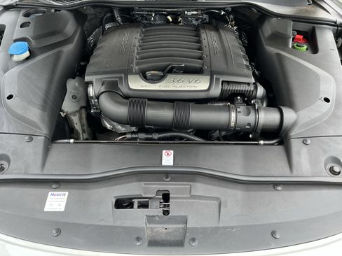 Used 2018 Porsche Cayenne Platinum Edition AWD/4WD image 36