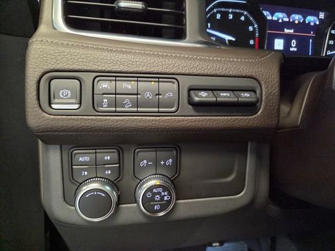Used 2021 GMC Yukon XL Denali w/ Denali Premium Package AWD/4WD image 29