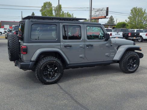 Used 2019 Jeep Wrangler Unlimited Sahara w/ Uconnect 4C Nav & Sound Group AWD/4WD image 8