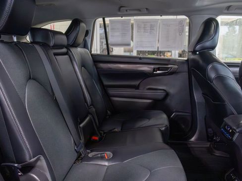 Used 2022 Toyota Highlander Limited image 13