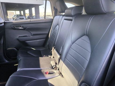 Used 2022 Toyota Highlander XLE AWD/4WD image 27
