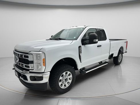 Used 2023 Ford F350 XLT w/ Snow Plow/Camper Package AWD/4WD image 4