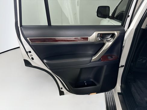 Used 2018 Lexus GX 460 Premium w/ Premium Package image 27