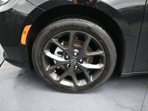 Used 2025 Chrysler Pacifica Limited FWD image 14
