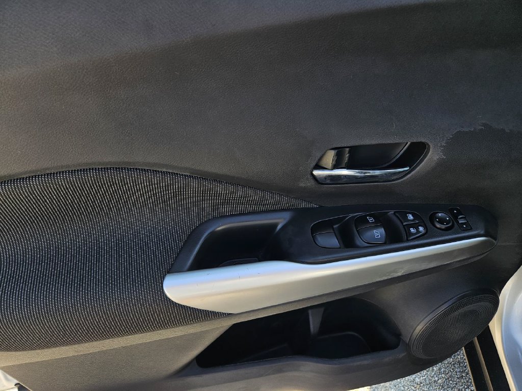Certified 2019 Nissan Kicks SV FWD image 16