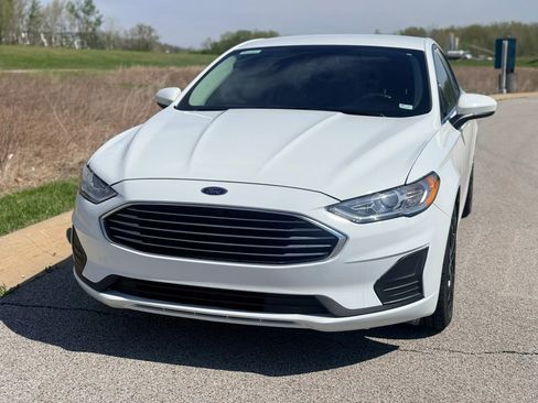 Used 2020 Ford Fusion SE image 2