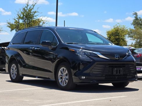 Certified 2026 Toyota Sienna XLE FWD image 7