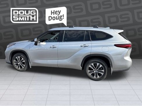 Used 2020 Toyota Highlander XLE AWD/4WD image 2