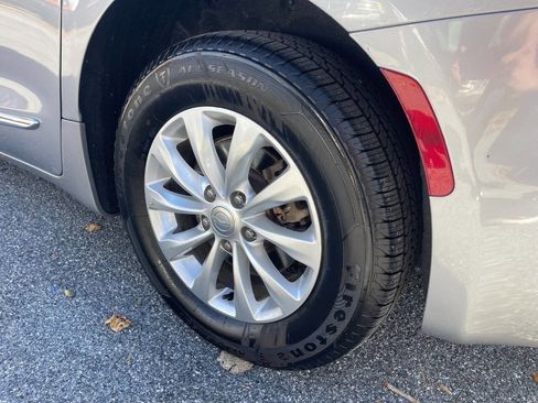 Used 2018 Chrysler Pacifica Touring-L image 40