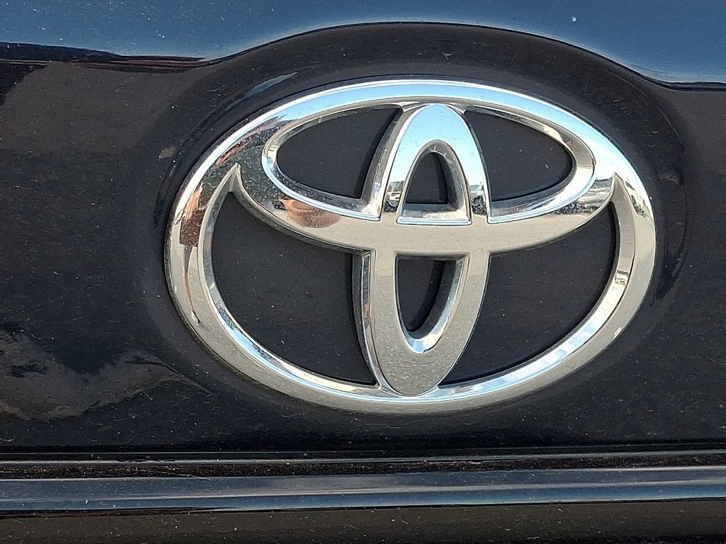 Used 2025 Toyota Corolla LE w/ LE Premium Package FWD image 11