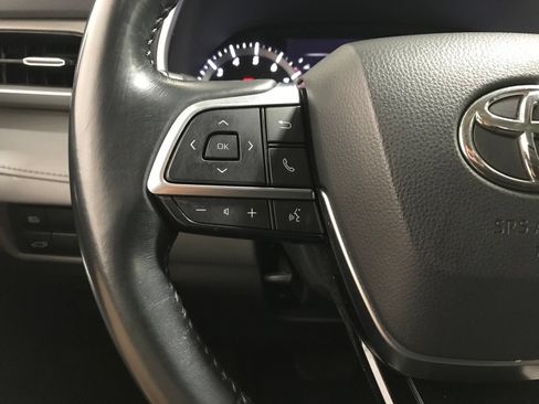 Used 2021 Toyota Highlander XLE AWD/4WD image 18