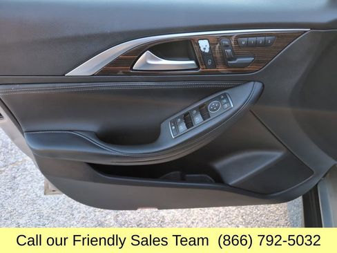 Used 2017 INFINITI QX30 Premium w/ Navigation Package image 11