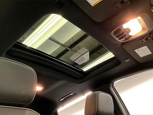 Used 2025 GMC Canyon Denali image 16