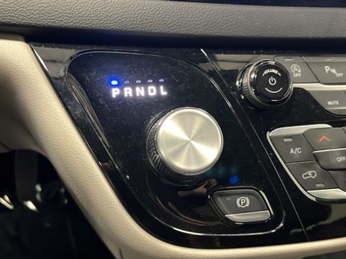 Used 2024 Chrysler Pacifica Touring-L FWD image 18