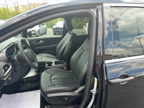 Used 2025 Chrysler Pacifica Select FWD image 11