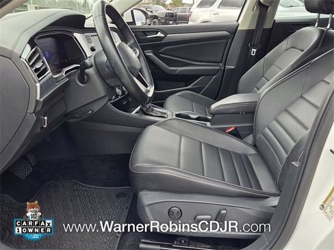 Used 2022 Volkswagen Jetta SE image 2