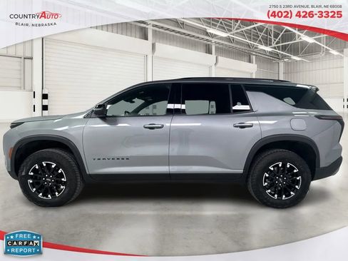 Used 2025 Chevrolet Traverse Z71 image 2