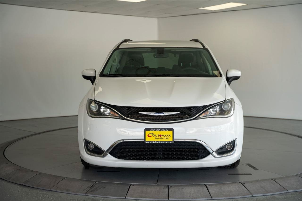 Used 2020 Chrysler Pacifica Touring-L FWD image 2