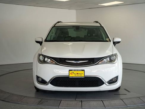 Used 2020 Chrysler Pacifica Touring-L FWD image 2