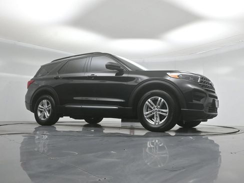 Certified 2024 Ford Explorer XLT RWD image 3