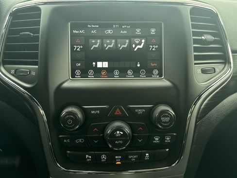 Used 2021 Jeep Grand Cherokee Laredo AWD/4WD image 19