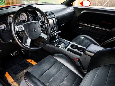 Used 2009 Dodge Challenger R/T RWD image 2