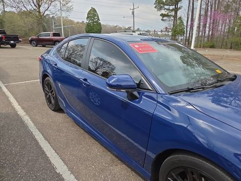 Used 2025 Toyota Camry SE w/ Convenience Package image 2