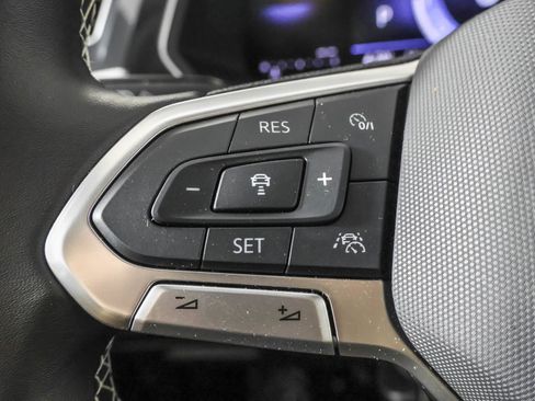 Used 2024 Volkswagen Tiguan SE image 25