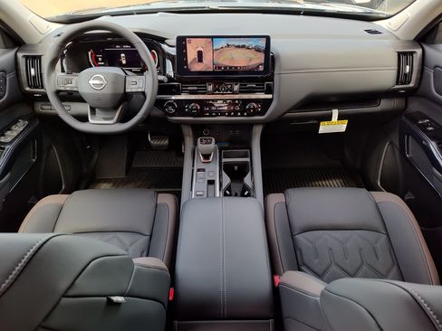 New 2026 Nissan Pathfinder Platinum FWD image 11